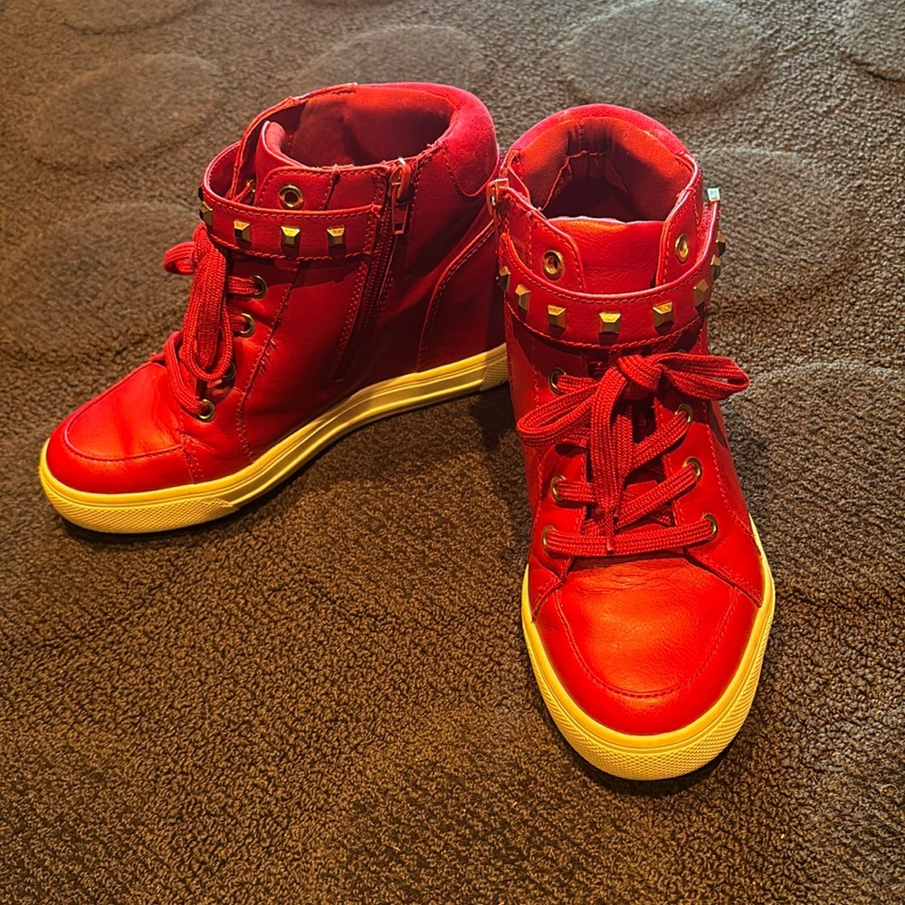 Aldo women’s sz 7 wedge sneakers red with gold studs